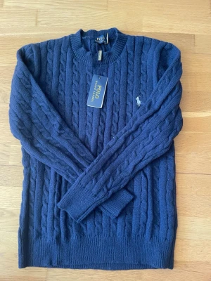 Polo ralph lauren stick tröja - Polo ralph lauren stick tröja, helt ny oanvänd, kommer med tags. storlek M färgen blå