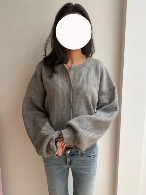 Grå ribbad kofta med knappar - Säljer denna supersnygga ribbade kofta från peppermayo!! Endast använd 1-2 ggr därav väldigt bra kvalitet!! 🥰det är en storlek M/L men sitter som en S