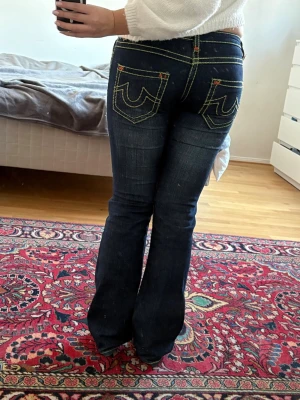 Lågmidjade truereligion jeans  - Supersnygga och unika true religion jeans. Bootcut passform. Varsamt använda! Storlek är 31 men jag skulle säga att de är lite små och passar mig bra som brukar ha w29. 