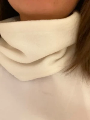 Vit fleecebuff  - Mjuk fleecebuff i en vit färg!!🤍