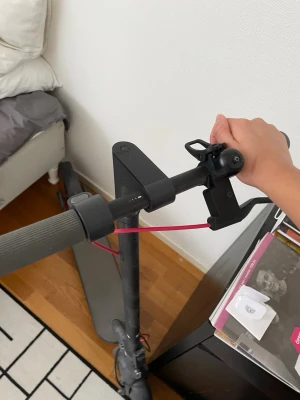 Sparkcykel  - Säljer ett sparkcykel Xiaomi ultimate jag har använt den nästan 8 månader men jag kommer inte använda den längre så jag vill sälja den snabbt och jag säljer den för ett bra pris så skriv i privat också så vi kan diskutera priset to. Den åker 25km per timmer och om den är full laddad det räcker för 6 timmar ungefär.