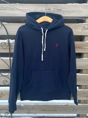 Ralph Lauren Marinblå Hoodie  - Snygg och trendig marinblå Ralph Lauren Hoodie. Storlek M, kan även passa en större S. Fint skick. Hör gärna av er vid funderingar🙌 Perfekt nu till vintern!☃️