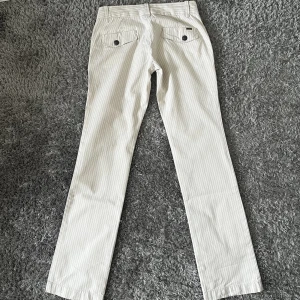 Lågmidjade Dieselbyxor - Skitsnygga lågmidjade kostymbyxor från Diesel! Oanvända och i utmärkt skick, säljer då de är för små för mig. Raka/ smått utsvängda i benen med två fickor. 