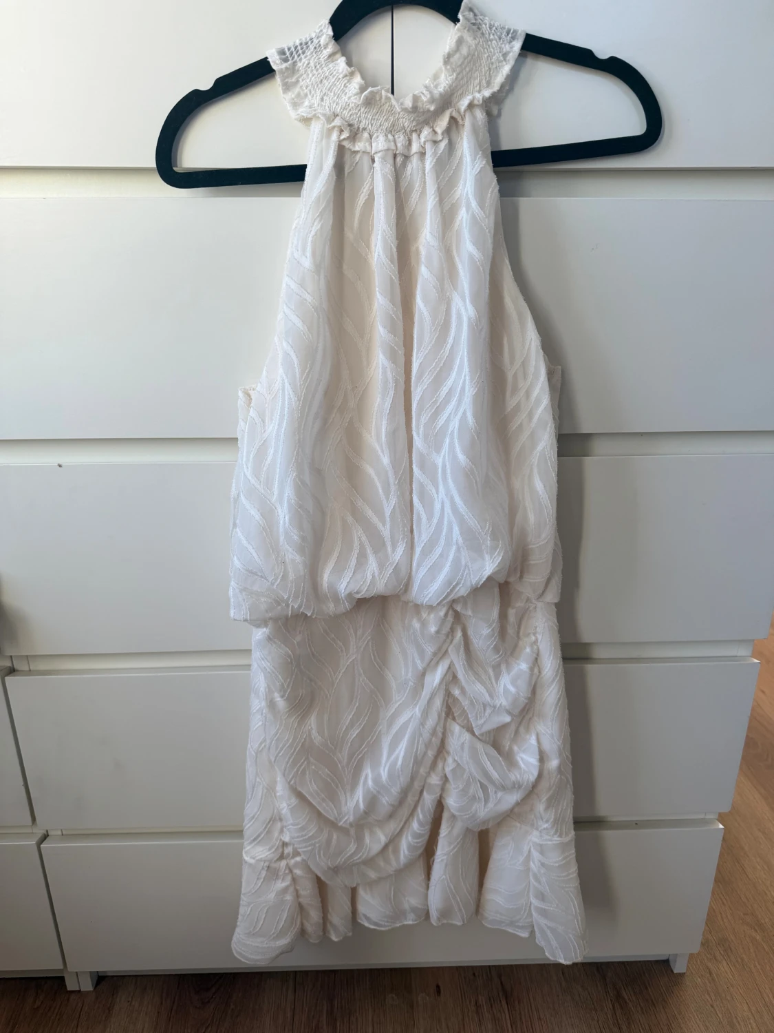 Vit kortklänning med volang från SHEIN - 2