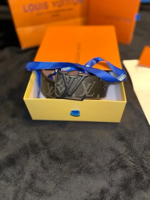 L bälte - Helt nytt bälte. Box, kvitto, kort och allt annat medföljer 