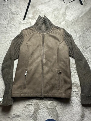 Unik kofta  - Säljer denna sjukt feta tröja som är i storlek M. Skicket är sjukt bra på denna. Tveka inte på att ställa frågor