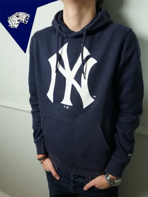 NEW ERA HOODIE  - Riktigt fet New Era Hoodie i Navy färg | Skick: 8.5/10 | Strl: S | Modellen är 182cm | Hör av dig vid intresse eller om du undrar någonting!