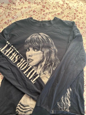 Taylor Swift merch  - Taylor Swift merch från The eras tour i Stockholm. Köptes vid andra kvällen. Storlek M men passar också L. Sista bilden är från den officiella hemsidan, nypris är 85$. 