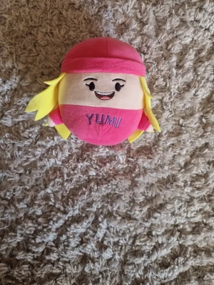 Rosa gosedjur Yumi - Säljer en gullig rosa Yumi gosedjur med broderad text framtill. Perfekt för dig som gillar Yumi och gosedjur. Inga fläckar på gosedjuret. Köpt från yumi och Tomus webbshop.