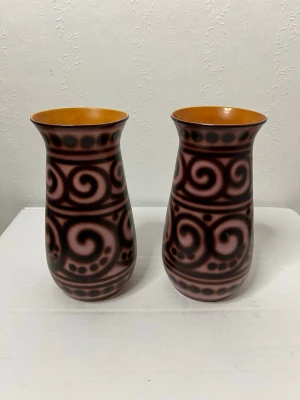 2 st matchande retro vaser  - Två fina matchande vaser i retrostil. Tillverkade i tunn keramik, porslinsliknande känsla. Lätta och dekorativa, fina ihop eller var för sig. Inga sprickor eller nagg vad jag kan se.