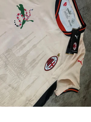 Ac milan x gu*ci - Aldrig använd, säljs för att den är för liten.