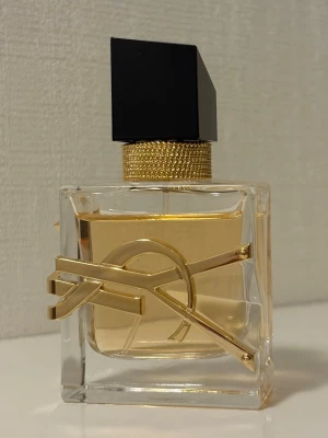 YSL Libre Eau de Parfum 30 ml - Libre edp från YSL, 30 ml. Knappt använd, vilket syns på bild. Givetvis förvarad mörkt och svalt. 