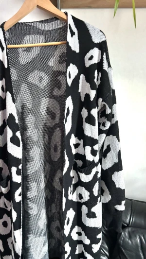 Fin Svartvit leopardmönstrad kofta nyskick  - Fin trendig Lång, oversized kofta i svart och vitt med leopardmönster. Koftan är stickad väldig praktiskt med  två fickor framtill samt långa ärmar. Perfekt för dig som vill ha en statement piece i garderoben. Storlek L +. Kontakta mig gärna inna. Köp tack mvh Anna 