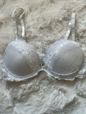 BH  - Säljer dess två bh:ar, storlek 70A. De sitter ganska löst och inte hårt eller obekvämt. Pris 30kr styck❣️