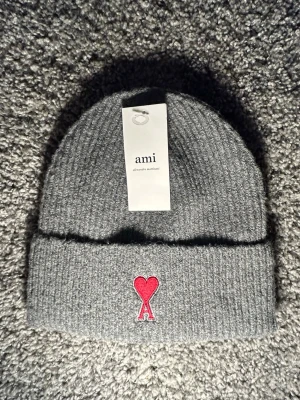 Stickad Mössa från Ami Paris - Stilren och passar nu till vintern