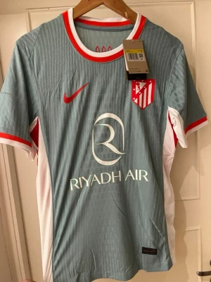 Atletico Madrid 24/25 away kit X Griezmann 7 - Säljer denna feta Atletico Madrid X Griezmann tröjan i size S. Perfekt för dig som hejar på Atletico Madrid. Vill du ha eget tryck och namn, kontakta oss på instagram: Moncliqué_uf 🥂