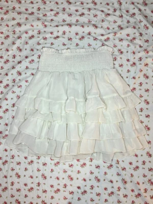 Vit kjol - Gullig fluffig off-white kjol med lager, passar perfekt till de 2 topparna du hittar på mitt konto💗Storlek S, knappt använd. Skriv för mått💗