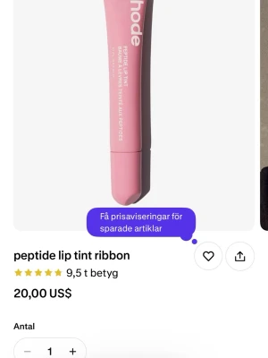 Rhode Peptide Lip Tint Ribbon - Peptide Lip Tint Ribbon från Rhode inte öppnat och är ett läppbalsam med en mjuk rosa nyans. Kommer i en smidig tub med vit text och innehåller peptider för extra vård. Perfekt för dig som vill ha återfuktade och lätt färgade läppar med en glossy finish. Säljer för jag råka beställa två.