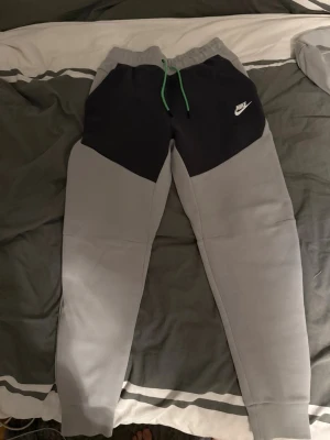 Nike tech fleece byxor (finns även matchande zip hoodie) - Nike tech fleece byxor i ett mycket bra skick! Använd endast några få gånger. Som nya! (Finns matchande zip hoodie)