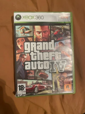 Grand Theft Auto IV Xbox 360 - Grand Theft Auto IV till Xbox 360. Komplett med fodral, manual och skiva. Skivan har några ytliga repor är i spelbart skick. Ett klassiskt actionspel i öppen värld, PEGI 18.