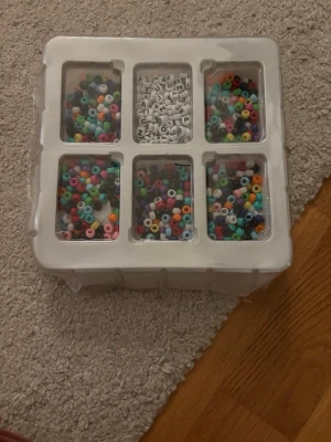 Ett set med färgade/bokstavspärlor - Ett set med pärlor i olika färger och bokstavspärlor, skicka för fler bilder. Går att köpa i bundle med annat.