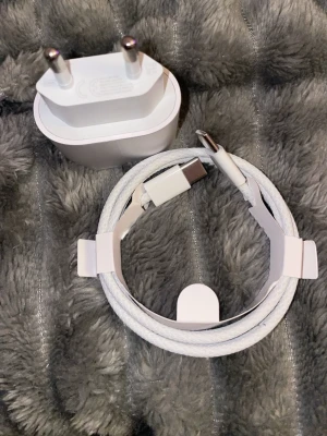 USB-C till USB-C + Adapter (20W) - 1x USB-C till USB-C 60W (1m) 1x 20W USB-C adapter Passar Android och Phone 15+ Snabb och säker laddning upp till 20W