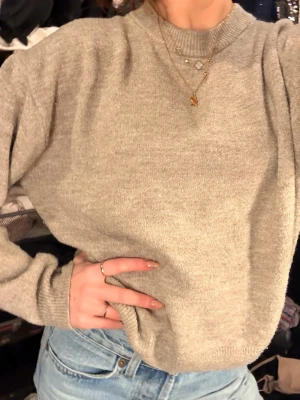 Stickad tröja från hm - Jättesnygg stickad tröja från HM som passar till allt! 