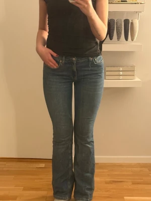Gina tricot jeans  - Blåa utsvänga Gina tricot jeans i storlek 38💓