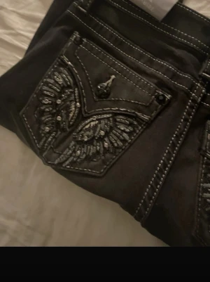 Missme jeans - säljer dessa miss me jeans för att jag har andra jag hellre använder. Helt nya! på dessa är lappen kvar men jag har två likadana bara att dessa är o storlek 26*32 och de jag säljer är i 25*32. De är mid rise. Jag är 168 och de är perfekta i längden. Köpt för 2249 säljer för 1300. ❤️ buda gärna! kan gå ner i pris