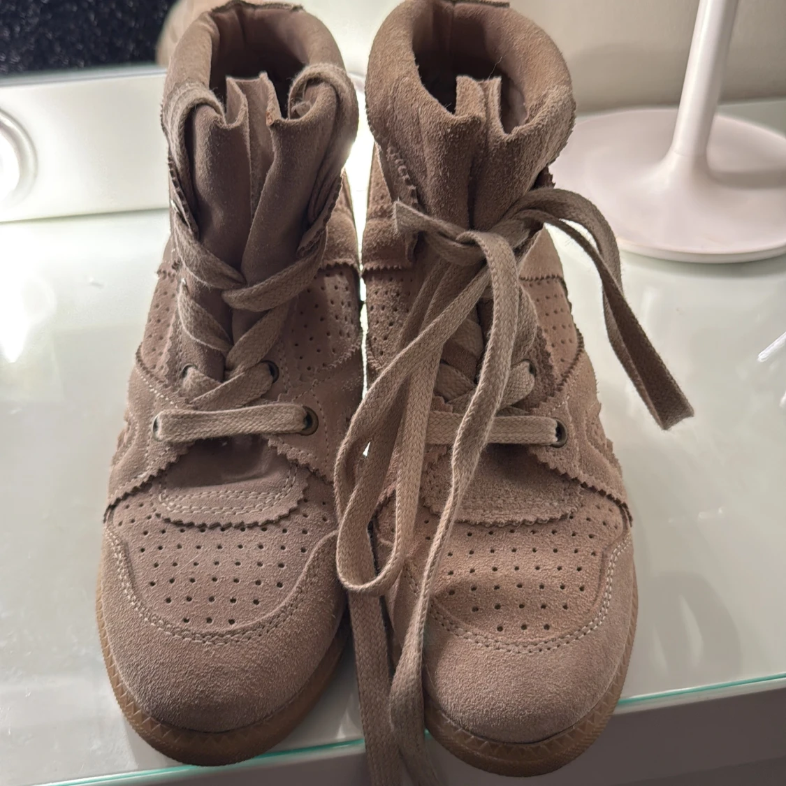 Beige sneakers med kilklack i mocka - 2