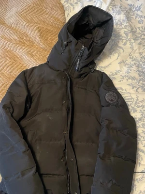  Canada Goose MacMillian - Säljer en svart dunjacka från Canada Goose, köpte den för två år sen. Är i riktigt bra skick. Trades kan vara intressant. 