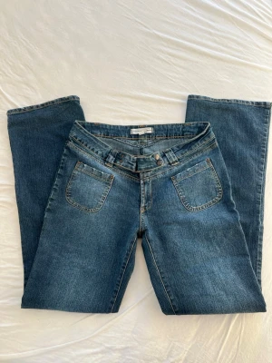 Unika lowwaisted jeans med bootcut - unika jeans från Lindex som är från många år sen. Ingen bruksmerker och passformen passar perfekt lowwaisted. Storlek är 42 men jag den passar bättre till en 38/40✨