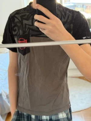 Cool Tapout t-shirt - Mönstrad t-shirt från Tapout med en boxy fit och y2k vibes. Inga fläckar eller märken. Sitter såhär på mig som är 180/63. Längd - 61 cm, bredd under armhålorna - 48 cm, axelbredd - 42 cm. 100% bomull.