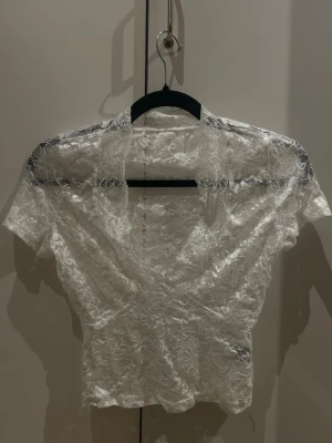 Spets tshirt - Vit spets tshirt. Oanvänd