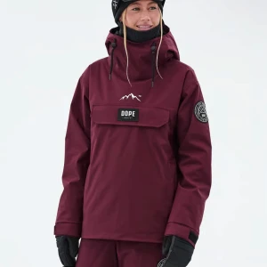 Vinröd vindjacka från Dope Snow - Säljer en vinröd vindjacka från Dope Snow med huva och stora fickor framtill. Nypris är 2099 kr. Använd fåtal gånger.