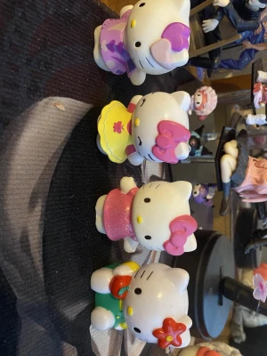 Hello kitty  - Säljer olika hello kitty figurer 