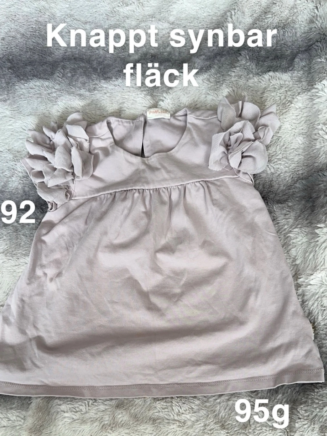 Ljuslila blus med volangärmar