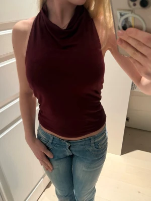 Fest topp med öppen rygg - Fest topp från Gina. Säljs inte längre. (Bilder jag kunde hitta från hemsidan i andra färger). Pris kan diskuteras.