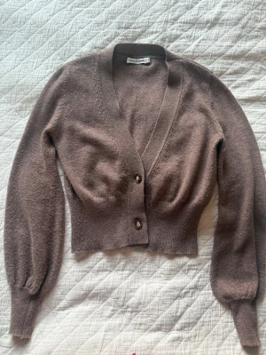 Brun kofta från Adoore - Superfin brun kofta från adoore som inte kommit till användning de senaste! Lite nopprig men de går lätt att ta bort, annars fint skick💕