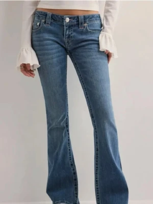 True religion jeans 🙏 - Säljer nu mina favorit jeans då jag sparar ihop, de är från True religion och i väldigt bra skick! 💕 de är lowrise, storlek 25 men passar mig som har xs-s i jeans! och är under 165. Nypris runt 1400 kr 