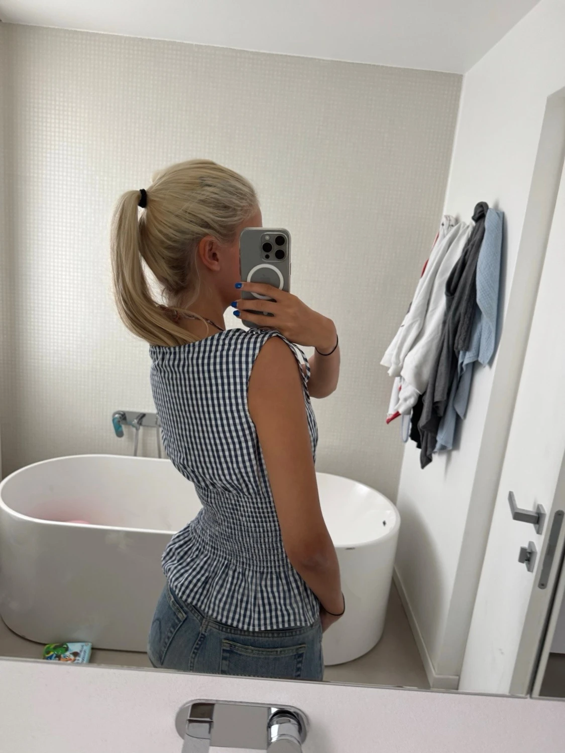 Blårutig blus med knyt på axlarna - 2