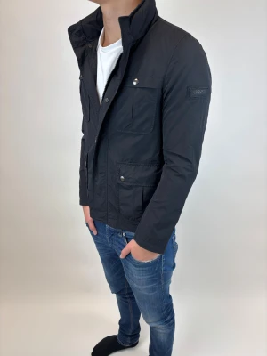 Woolrich Jacka  - Hej! Säljer nu denna väldigt snygga och eftertraktade Woolrich Fieldjacka!  Jackan är slutsåld överallt och går inte att få tag på… jackan är perfekt nu till hösten/vintern  Storlek  S Ny pris: 6000 kr Säljs för: 1600 kr