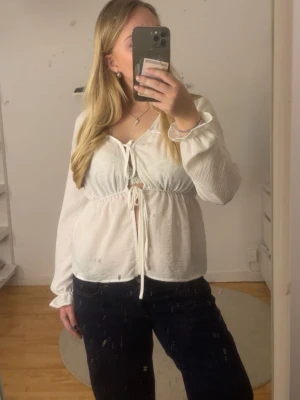 Vit blus med knytning - Söt vit blus med knytning fram 🩷 köpte förra sommaren men har aldrig använt och prislappen är kvar! Köpt för 450kr🩷🩷