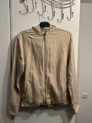 Linne overshirt från J.lindeberg - Overshirt i linne från J.LINDEBERG, använd enstaka gånger så är i bra skick, storlek S 