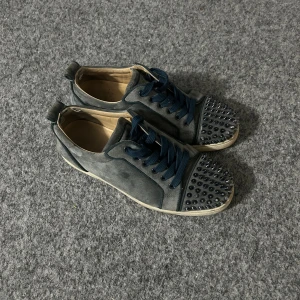 Ljusblå louboutin skor  - Ett par fina ljusblå loubs i storlek 40 med 26,5cm innermått. Bra skick men lite smutsiga, finns slitningar vid nitarna därav priset