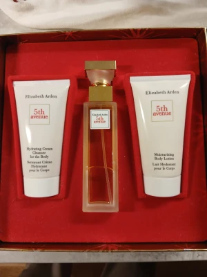 Elizabeth Arden kit - Tillhörande kit med bodylotion cleanser för kroppen samt parfym ✨️
