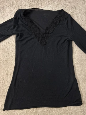 Intimissimi S - Säljer denna svarta tröja från Intimissimi stl s använd få gånger, nypris 539kr
