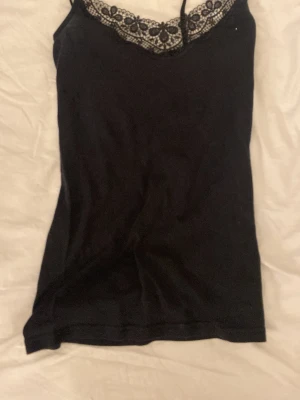 Svart spetsdetaljerad linnetopp Vero Moda - Säljer en svart linnetopp från Vero Moda i storlek M. Toppen har tunna axelband och en snygg spetskant med blommönster . 🩷