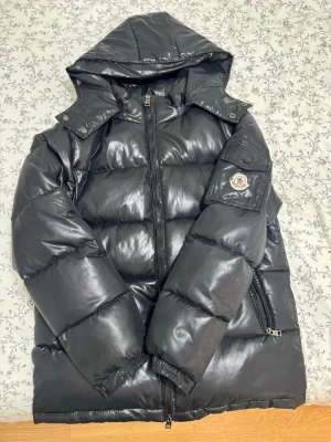 Moncler maya - Använt max 5 ggr. Säljs då den inte passar mig. OBS dragkedjan är lite trög ibland så det kan ta ett tag att få upp den. Kan skickas snarast. Skriv gärna vid fler frågor.