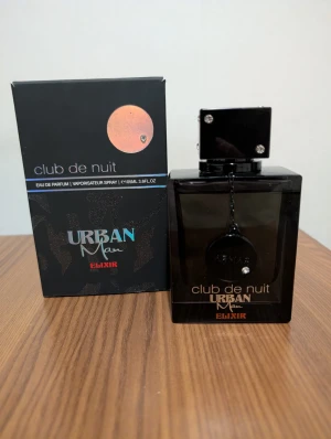 Club de Nuit Urban Man Elixir - Stilren parfym för dig som vill sticka ut. Urban Man Elixir kommer i en 105 ml flaska och är en Eau de Parfum. Perfekt för dig som söker en modern och självsäker känsla.